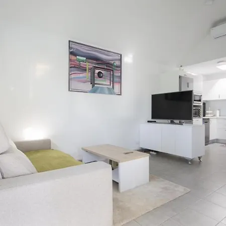 Charming With Private Garden Hébergement de vacances *