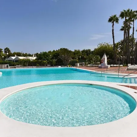 Hébergement de vacances Charming With Private Garden *