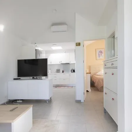 Semesterbostad Charming With Private Garden