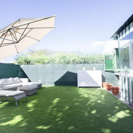 Charming With Private Garden Semesterbostad