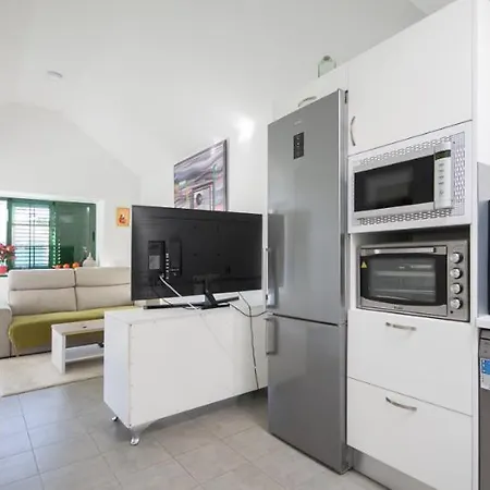 Semesterbostad Charming With Private Garden *